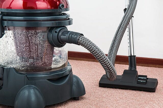 أنواع مختلفة من أدوات تنظيف الأرضيات والسجاد المستخدمة في الفنادق