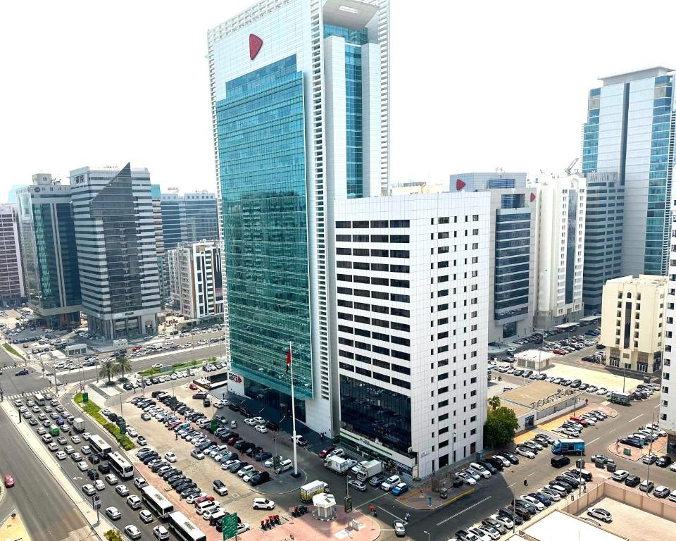 فندق رويال روز أبوظبي.. إقامة فاخرة وسط تصميم كلاسيكي مستوحى من القصور الملكية