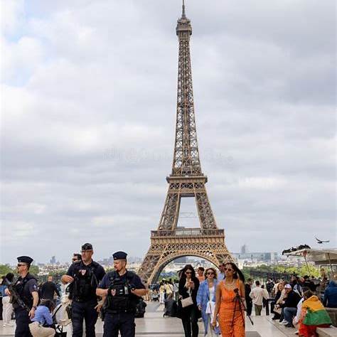 رجال الأمن ينظمون حركة الزوار قرب برج إيفل