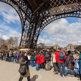 زوار مصطفون في طوابير طويلة أمام قاعدة البرج