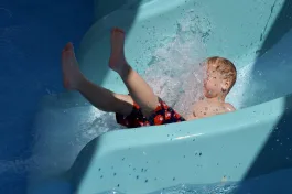 عائلات تستمتع بأكوا بارك الغردقة