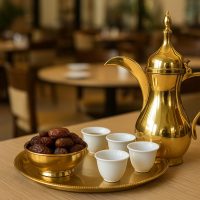 القهوة السعودية والتمور جزء من تجربة الضيافة في المطعم