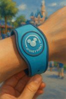 Magic Wristband in Disney Park – معصم ماجيك باند المستخدم في ربط التذاكر والخدمات داخل ديزني