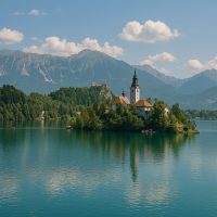 بحيرة بليد من أشهر الوجهات السياحية في سلوفينيا
