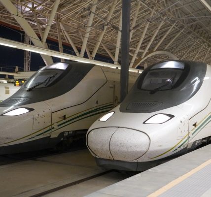 القطارات السريعة بين مكة والمدينة.. دليل المسافر في 2025