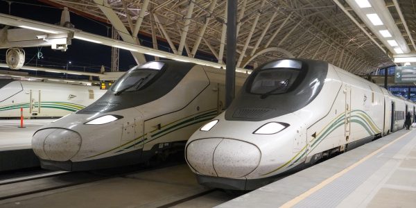 القطارات السريعة بين مكة والمدينة.. دليل المسافر في 2025