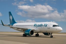 طائرة حديثة تابعة لطيران الرياض على مدرج المطار