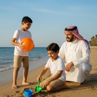 عائلة سعودية تستمتع بإجازة على شاطئ البحر الأحمر