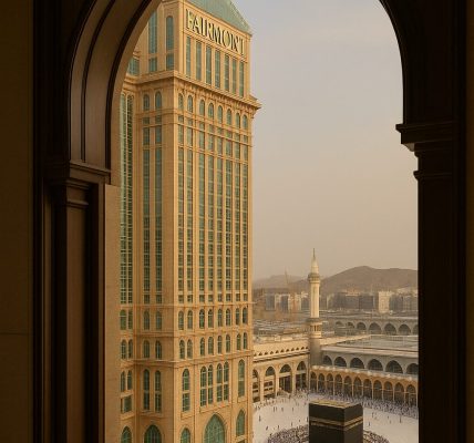 "فندق فيرمونت الذهبي".. وجهة فاخرة بإطلالة مباشرة على الكعبة