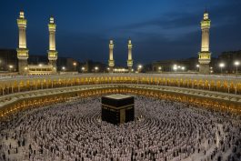 المسجد الحرام يضم الكعبة ويستقبل ملايين المصلين