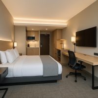 غرفة فندقية ذكية مصممة للإقامة الطويلة والعمل المرن