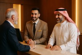 فريق ضيافة يتفاعل مع النزلاء بروح الود والترحيب الإنساني الصادق