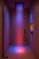 دُش ذكي بإضاءة ملوّنة تفاعلية يمنح النزيل تجربة استرخاء شاملة