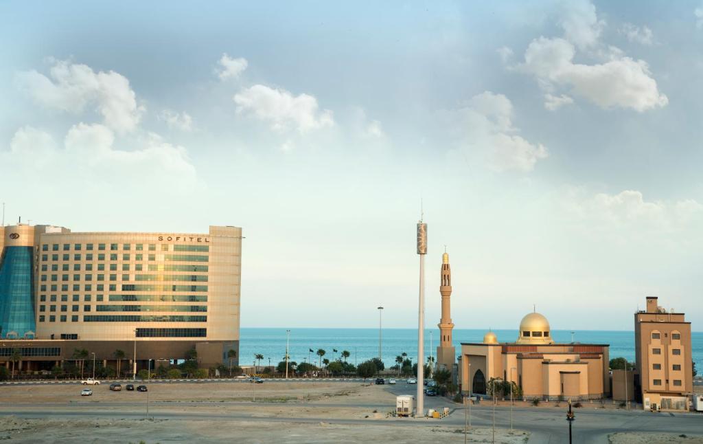 تجربة النزيل في الفنادق القريبة من البحر في “الخبر”