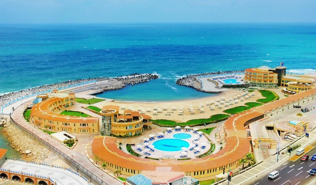 تجربة الإقامة الفندقية في المدن الساحلية مثل “الإسكندرية”