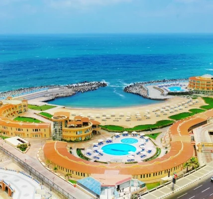 تجربة الإقامة الفندقية في المدن الساحلية مثل “الإسكندرية”