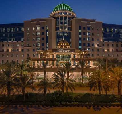 كيف تؤثر مدة الإقامة على سعر الفندق في “الرياض”؟