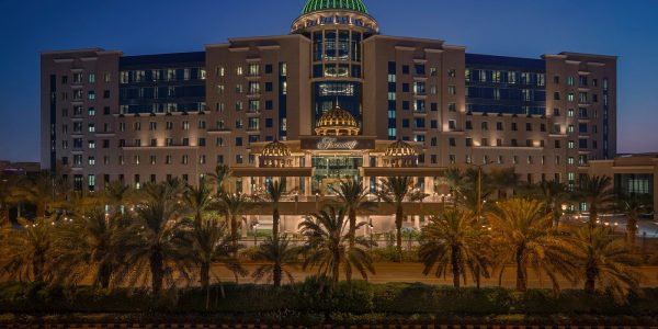 كيف تؤثر مدة الإقامة على سعر الفندق في “الرياض”؟