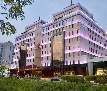 كيف تتغير تجربة الإقامة الفندقية حسب موقع الفندق داخل "الرياض"