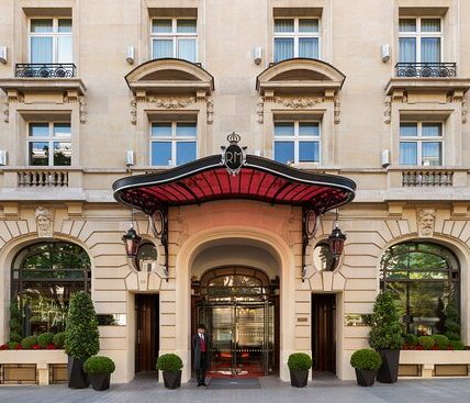 كيف تختلف تجربة الإقامة بين فنادق وسط “دبي” وضواحيها؟