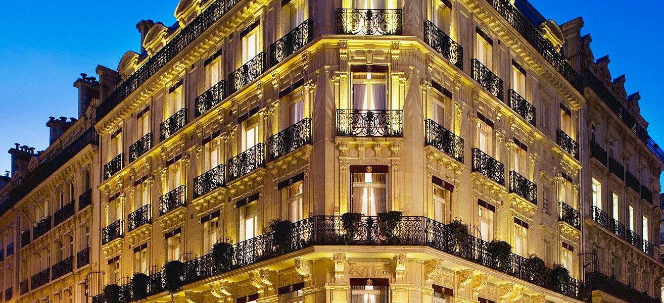 الإقامة الفندقية قرب “الشانزليزيه” في “باريس”