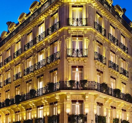 الإقامة الفندقية قرب “الشانزليزيه” في “باريس”