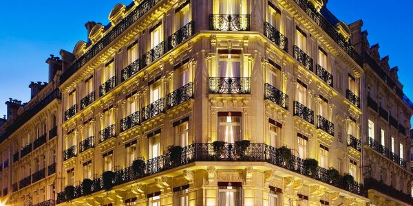 الإقامة الفندقية قرب “الشانزليزيه” في “باريس”