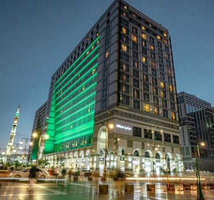 الإقامة الفندقية في المدن الدينية وأثرها على تجربة النزيل في "المدينة المنورة"