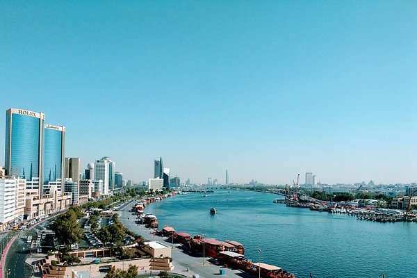 كيف تختلف تجربة الإقامة بين فنادق وسط “دبي” وضواحيها؟