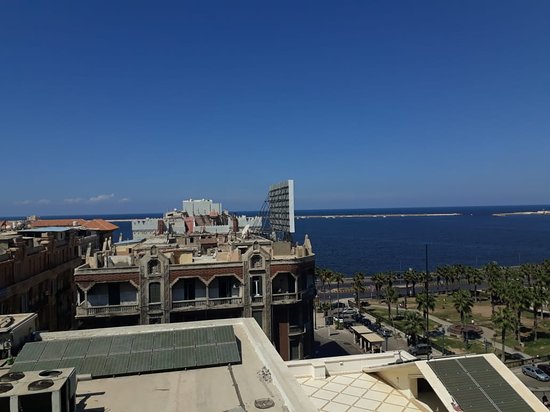 تجربة الإقامة الفندقية في المدن الساحلية مثل “الإسكندرية”
