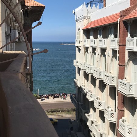 تجربة الإقامة الفندقية في المدن الساحلية مثل “الإسكندرية”