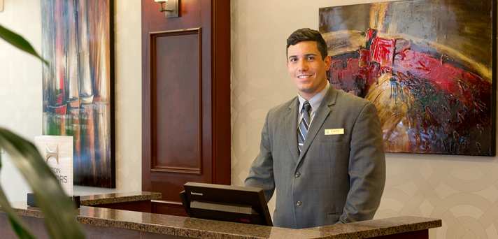 اللغة والخطاب في خدمة الاستقبال الفندقي
