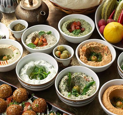 كيف تصنع الخضروات الطازجة داخل الفندق تجربة طهي فريدة؟