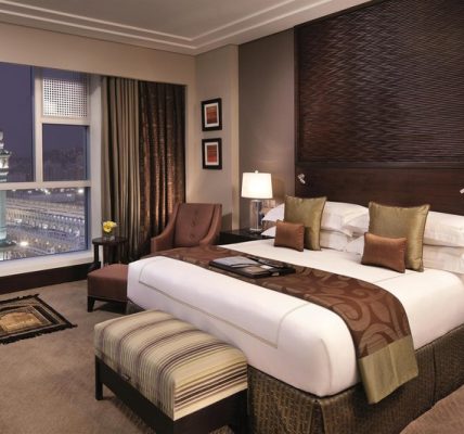 هل الحجز المبكر للفنادق في مكة أفضل؟