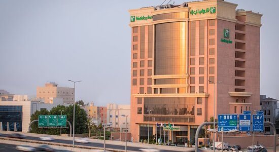 فنادق قريبة من المطاعم الشهيرة في "جدة"