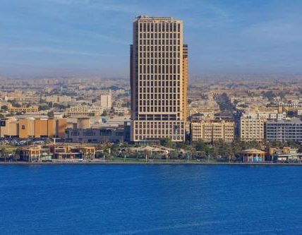 فندق وشقق دبل تري من هيلتون الشارقة، الواجهة المائية