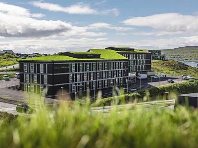 تأثير الفنادق الصديقة للبيئة (Green Hotels) على قرارات النزلاء.. تحليل واستراتيجيات عملية