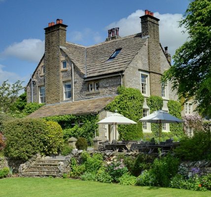 تأثير الفنادق الصديقة للبيئة (Green Hotels) على قرارات النزلاء.. تحليل واستراتيجيات عملية