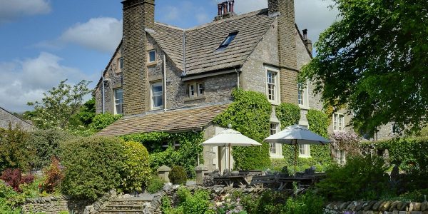 تأثير الفنادق الصديقة للبيئة (Green Hotels) على قرارات النزلاء.. تحليل واستراتيجيات عملية