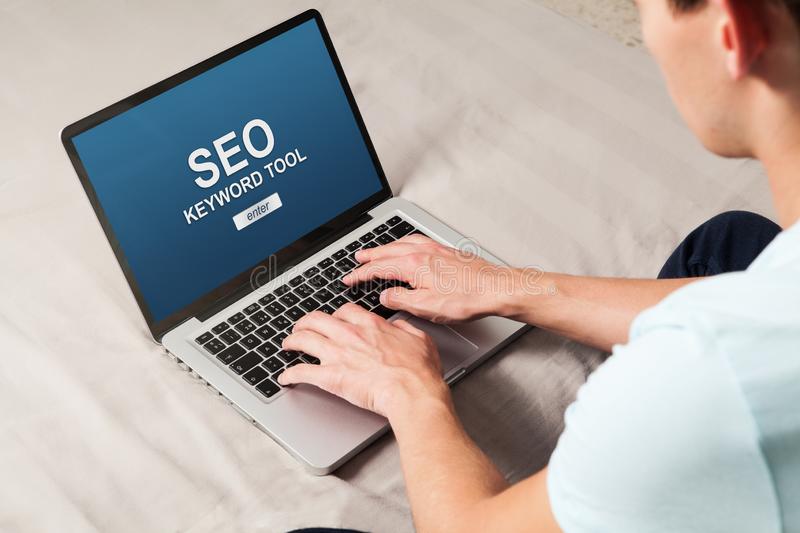 كتابة محتوى فندقي متوافق مع AEO.. دليل عملي لتحسين الظهور والإجابة على استفسارات العملاء