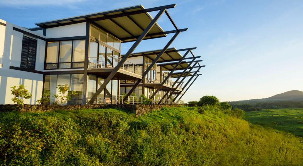 تأثير الفنادق الصديقة للبيئة (Green Hotels) على قرارات النزلاء.. تحليل واستراتيجيات عملية