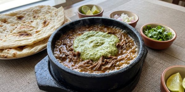 الفحسة اليمنية باللحم والحلبة في وعاء حجري