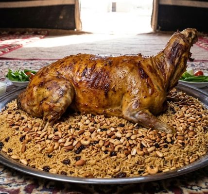 المفطح السعودي بلحم الضأن المشوي والأرز والمكسرات